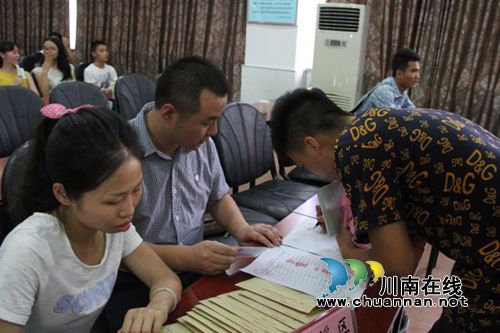 泸州230贫困生获“慈善•福彩帮困助学金”资助(图3) 泸州230贫困生获“慈善•福彩帮困助学金”资助(图3)