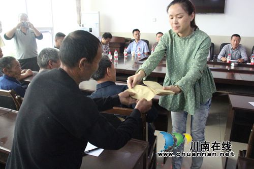 泸县举行农业机械经销企业扶贫捐款仪式(图1)