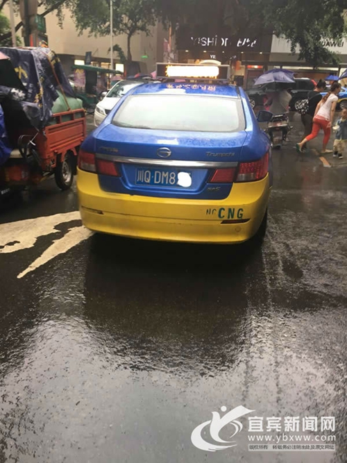 宜宾：拼车多付车费&nbsp;乘客司机当场“扯皮”(图1)