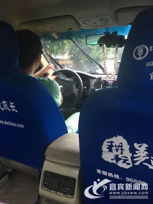 宜宾：拼车多付车费&nbsp;乘客司机当场“扯皮”(图2)