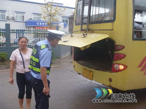 宜宾县交管大队扎实开展查处客车违规载货统一行动(图3)
