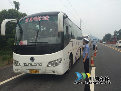 宜宾县交管大队扎实开展查处客车违规载货统一行动(图2)