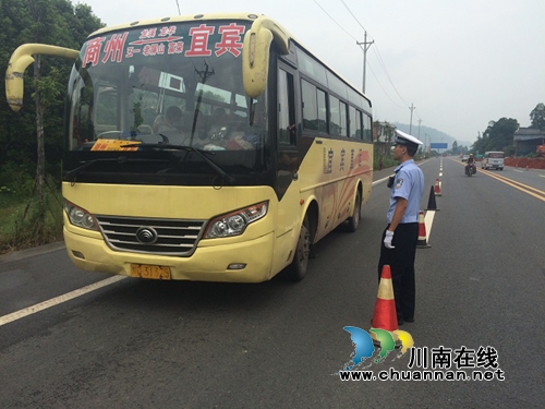 宜宾县交管大队扎实开展查处客车违规载货统一行动(图1)