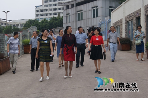 鞠丽到泸州十八中检查学校开学工作情况(图1) 鞠丽到泸州十八中检查学校开学工作情况(图1)