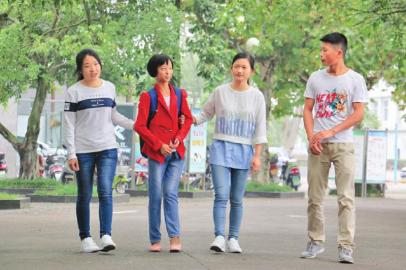 宜宾:“多骨女孩”坚持上学 到江安职校报到(图1) 宜宾:“多骨女孩”坚持上学 到江安职校报到(图1)