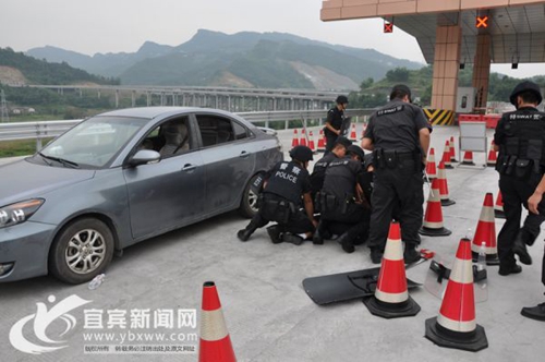 提升警务实战&nbsp;宜宾兴文特巡警“亮剑”演练(图1)