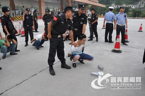 提升警务实战&nbsp;宜宾兴文特巡警“亮剑”演练(图2)