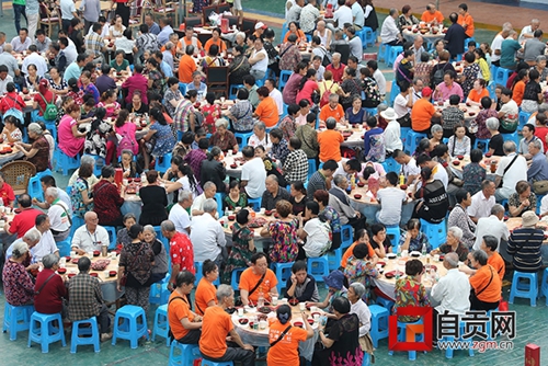 40桌“九大碗”上阵!自贡400名老人提前过中秋(图1) 40桌“九大碗”上阵!自贡400名老人提前过中秋(图1)