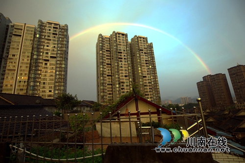 叙永:清晨天空惊现彩虹 引发市民“观虹潮”(图3) 叙永:清晨天空惊现彩虹 引发市民“观虹潮”(图3)