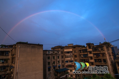 叙永:清晨天空惊现彩虹 引发市民“观虹潮”(图4) 叙永:清晨天空惊现彩虹 引发市民“观虹潮”(图4)