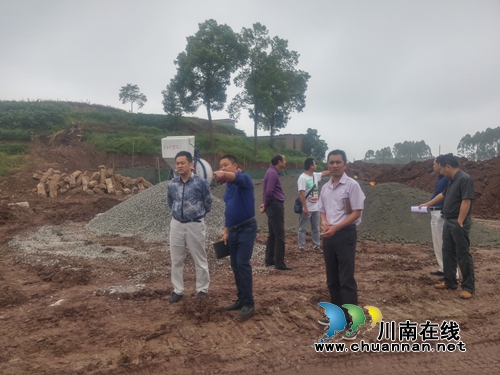 泸县石桥镇督查农村危房改造工作(图1)