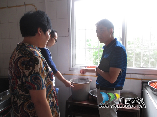 泸县石桥镇开展新学期食品安全联合检查(图1)
