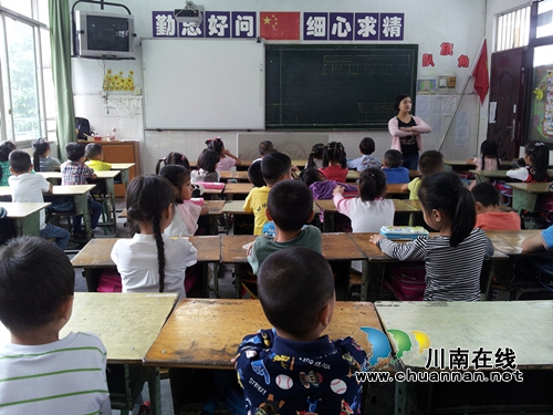 泸州逸夫小学：开展一年级新生入学教育活动(图3)