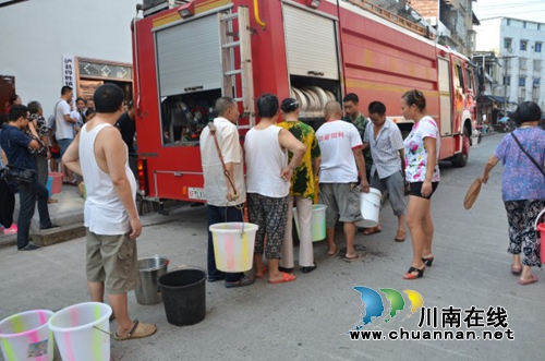 泸县得胜:酷暑停水饮水难 消防送水解民忧(图1) 泸县得胜:酷暑停水饮水难 消防送水解民忧(图1)