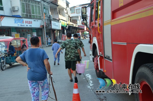 泸县得胜:酷暑停水饮水难 消防送水解民忧(图2) 泸县得胜:酷暑停水饮水难 消防送水解民忧(图2)