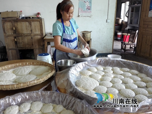 纳溪山乡:美味“石臼”糍粑传承中秋民俗(图4) 纳溪山乡:美味“石臼”糍粑传承中秋民俗(图4)