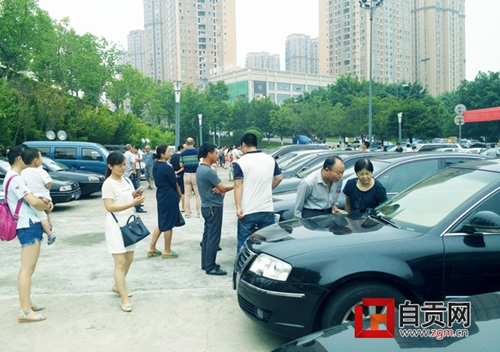 自贡首批网拍公车在南湖体育中心展示(图1)