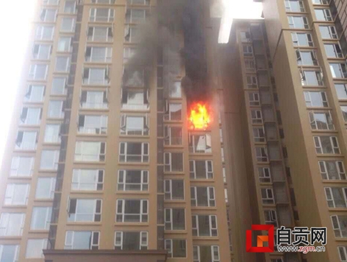 自贡一小区高楼失火 保安闯火场勇救被困业主(图1) 自贡一小区高楼失火 保安闯火场勇救被困业主(图1)
