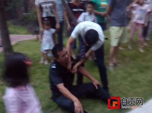 自贡一小区高楼失火 保安闯火场勇救被困业主(图2) 自贡一小区高楼失火 保安闯火场勇救被困业主(图2)