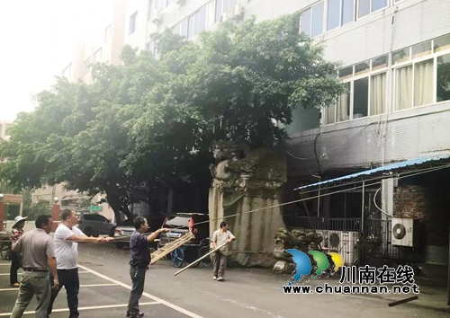 泸县住建局带头拆除办公区域内违建(图1)