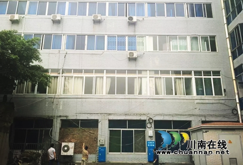 泸县住建局带头拆除办公区域内违建(图3)