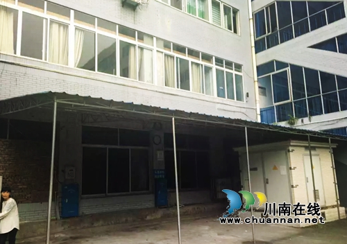 泸县住建局带头拆除办公区域内违建(图2)