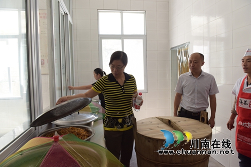 泸州市教育局到叙永开展贫困学子入学督查(图2) 泸州市教育局到叙永开展贫困学子入学督查(图2)
