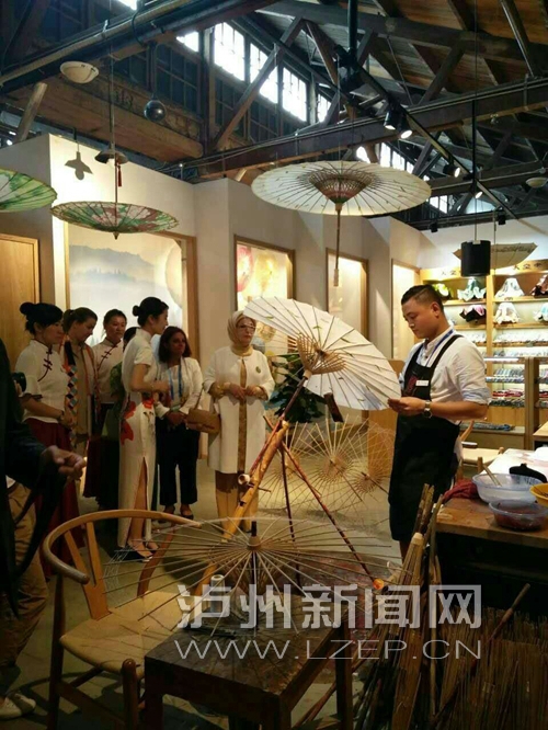 泸州油纸伞亮相G20峰会 土耳其第一夫人来参观(图1) 泸州油纸伞亮相G20峰会 土耳其第一夫人来参观(图1)