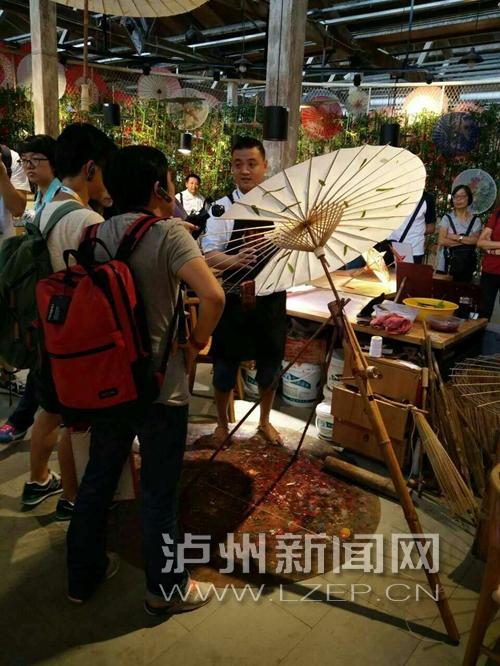 泸州油纸伞亮相G20峰会 土耳其第一夫人来参观(图2) 泸州油纸伞亮相G20峰会 土耳其第一夫人来参观(图2)