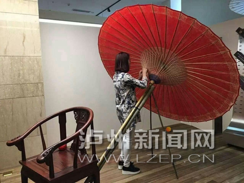 泸州油纸伞亮相G20峰会 土耳其第一夫人来参观(图3) 泸州油纸伞亮相G20峰会 土耳其第一夫人来参观(图3)