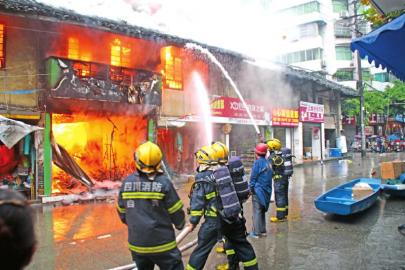 自贡荣县店铺“火烧连营”&nbsp;挖掘机“救驾”灭火(图1)