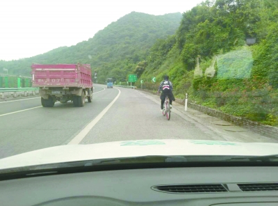高速应急道上飞奔&nbsp;泸州小伙欲从贵阳骑回家(图1)