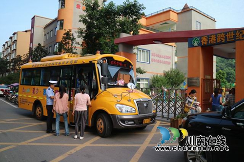 泸县交警：检查校车安全&nbsp;拧紧学生“安全门”(图3)