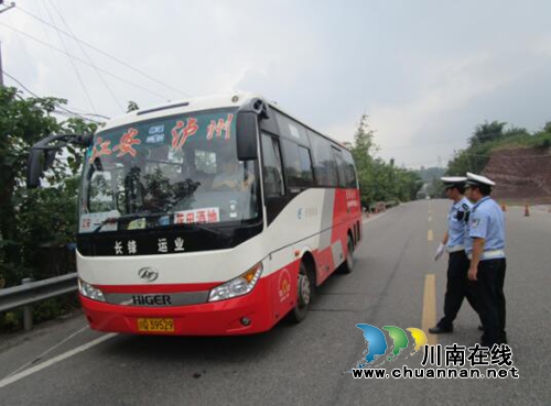 交警四大队组织开展客车违规载货专项整治(图1)