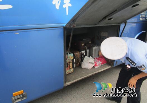 交警四大队组织开展客车违规载货专项整治(图2)