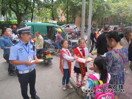 交警四大队开展中小学生交通安全宣传(图1)