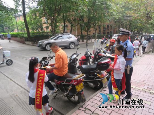 交警四大队开展中小学生交通安全宣传(图2)