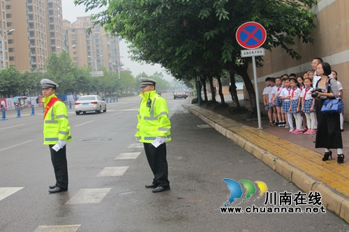 交警二大队组织学校开展“礼让斑马线”实践体验(图2) 交警二大队组织学校开展“礼让斑马线”实践体验(图2)