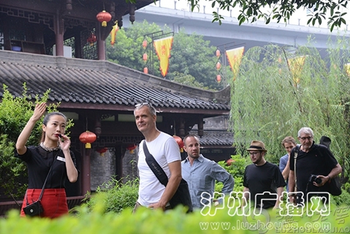 德国《南德意志报》来泸州探寻中国白酒文化(图1) 德国《南德意志报》来泸州探寻中国白酒文化(图1)