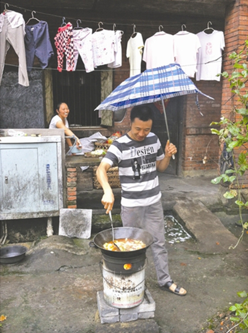 内江棉纺厂筒子楼拆除 居民用上千张照片告别(图1) 内江棉纺厂筒子楼拆除 居民用上千张照片告别(图1)