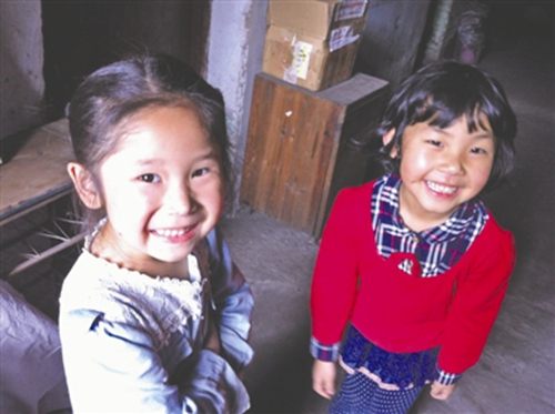 内江棉纺厂筒子楼拆除 居民用上千张照片告别(图2) 内江棉纺厂筒子楼拆除 居民用上千张照片告别(图2)