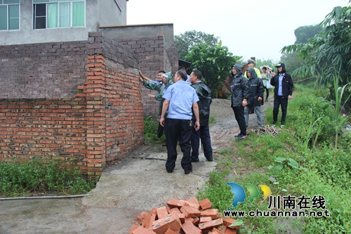纳溪棉花坡镇：拆除违章搭建&nbsp;助力文明城市创建(图1)