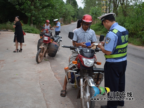 宜宾县持续开展摩托车“头盔行动”(图2) 宜宾县持续开展摩托车“头盔行动”(图2)