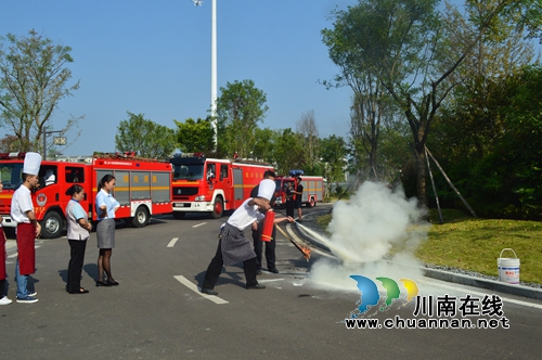 泸县玉蟾街道开展消防安全应急演练(图1)