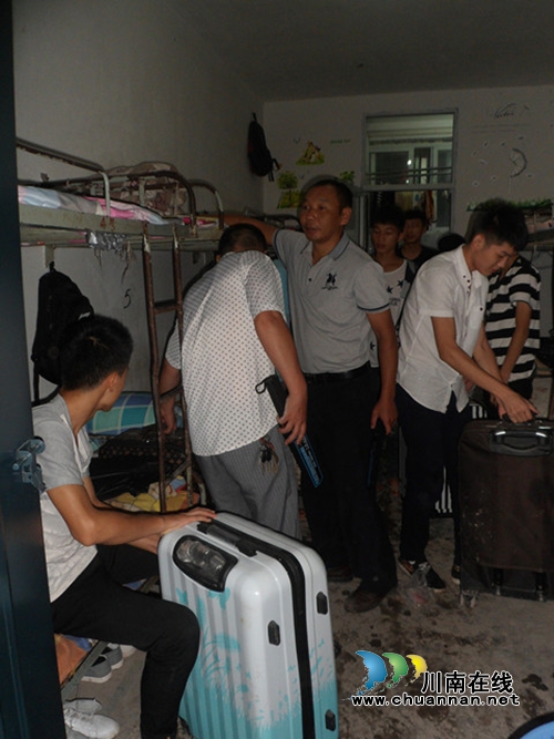 叙永县马岭中学突击清查收缴管制刀具(图2)