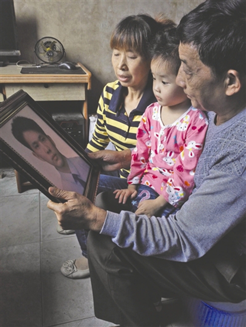 宜宾一青年去世前称救过人 其父急寻目击者(图1) 宜宾一青年去世前称救过人 其父急寻目击者(图1)