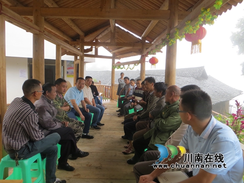 王龙到水尾镇广木村开展“三深入三到位”活动(图4)