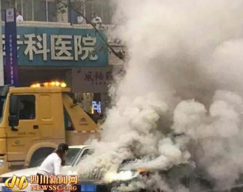 泸州城区路虎车自燃 公交女司机冲下车灭火(图1) 泸州城区路虎车自燃 公交女司机冲下车灭火(图1)