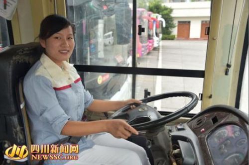 泸州城区路虎车自燃 公交女司机冲下车灭火(图2) 泸州城区路虎车自燃 公交女司机冲下车灭火(图2)