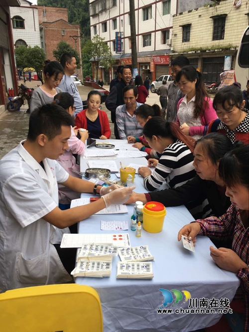 合江自怀镇：干部群众踊跃参加无偿献血(图1)